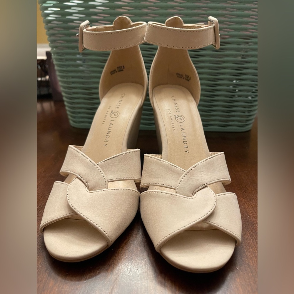 Chinese Laundry Women's Cream Sandals SZ 7 NWOT - Picture 3 of 9